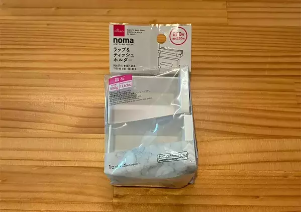 100均のラップホルダーを『玄関ドア』で活用！　快適さが大きく変わる裏ワザに「もう手放せない」
