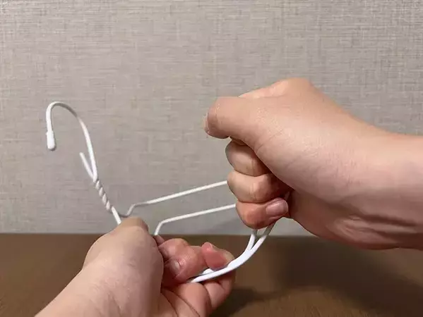 ワイヤーハンガーを『2回』90度に折り曲げると？　できたものが、クローゼットで活躍！