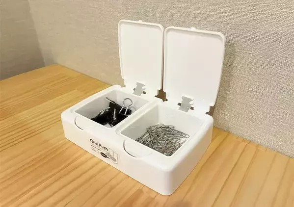 セリアで見つけた『蓋が2つのケース』をデスクに置くと？　使って感動した変わった機能とは