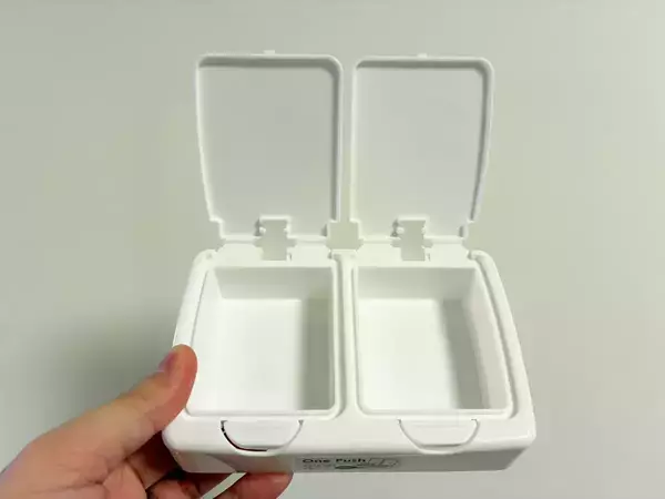 セリアで見つけた『蓋が2つのケース』をデスクに置くと？　使って感動した変わった機能とは