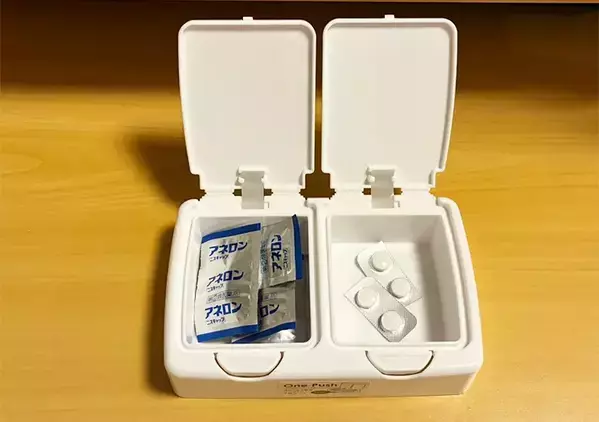セリアで見つけた『蓋が2つのケース』をデスクに置くと？　使って感動した変わった機能とは