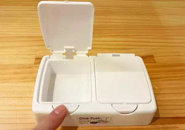 セリアで見つけた『蓋が2つのケース』をデスクに置くと？　使って感動した変わった機能とは