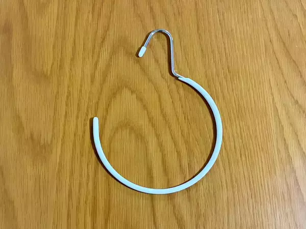 100均のスカーフハンガーを『水切り棚』に掛けるだけ　家事の効率がアップする活用術【3選】