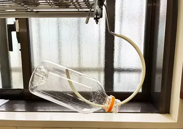 100均のスカーフハンガーを『水切り棚』に掛けるだけ　家事の効率がアップする活用術【3選】