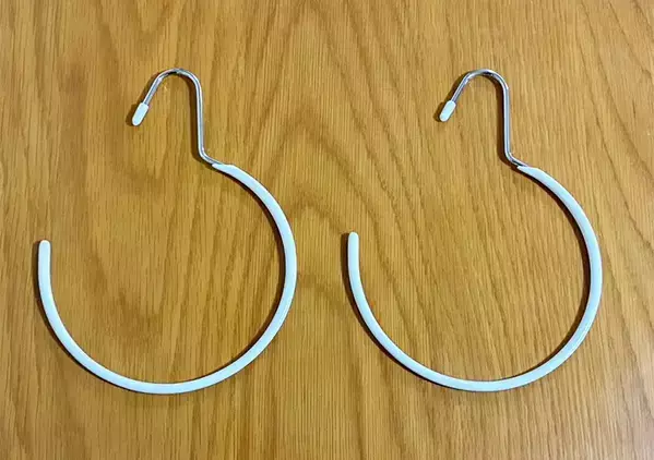100均のスカーフハンガーを『水切り棚』に掛けるだけ　家事の効率がアップする活用術【3選】
