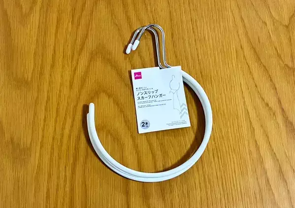 100均のスカーフハンガーを『水切り棚』に掛けるだけ　家事の効率がアップする活用術【3選】