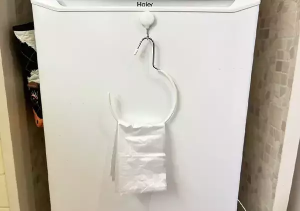 100均のスカーフハンガーを『水切り棚』に掛けるだけ　家事の効率がアップする活用術【3選】