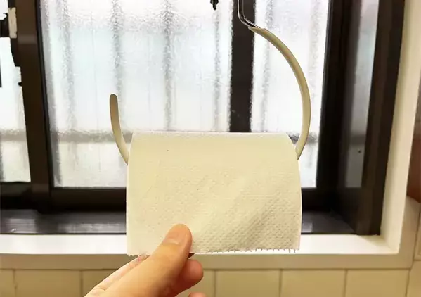 100均のスカーフハンガーを『水切り棚』に掛けるだけ　家事の効率がアップする活用術【3選】