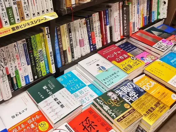 本は『縦置き』『平積み』どっちがいい？　ブックオフに聞く傷めにくい収納のコツ