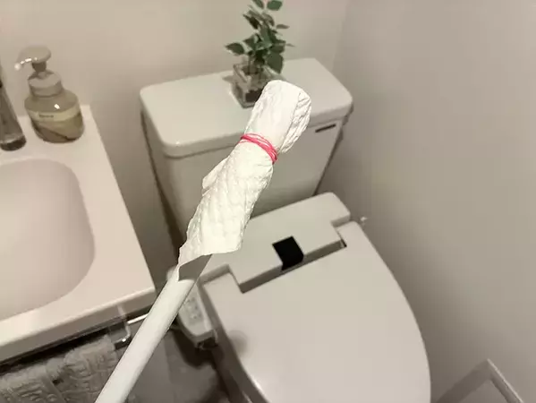 『便器裏』の掃除につっぱり棒が便利！　10秒で試せる裏ワザが実用的