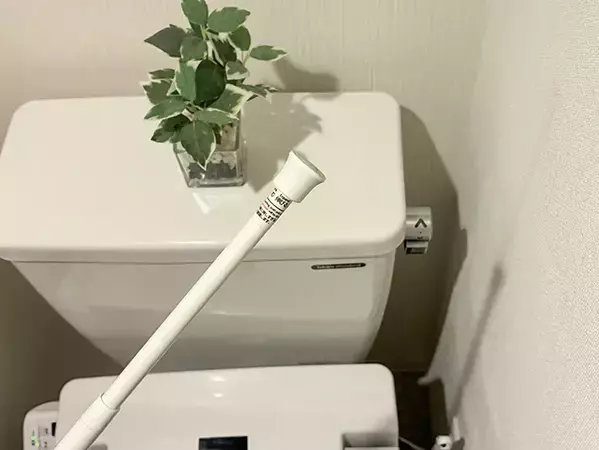 『便器裏』の掃除につっぱり棒が便利！　10秒で試せる裏ワザが実用的