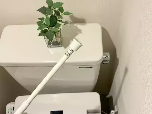 『便器裏』の掃除につっぱり棒が便利！　10秒で試せる裏ワザが実用的