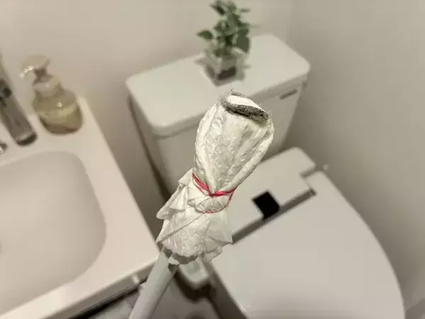 『便器裏』の掃除につっぱり棒が便利！　10秒で試せる裏ワザが実用的