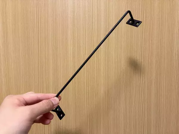 トイレの扉に『ゲルテープ』を貼るのが正解！　100均アイテムと組み合わせたら、床掃除がラクに