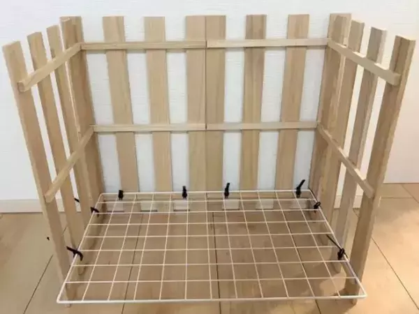 100均すのこが『3段ラック』に変身！　結束バンドで留める工夫に「工具いらず！」【DIY4選】