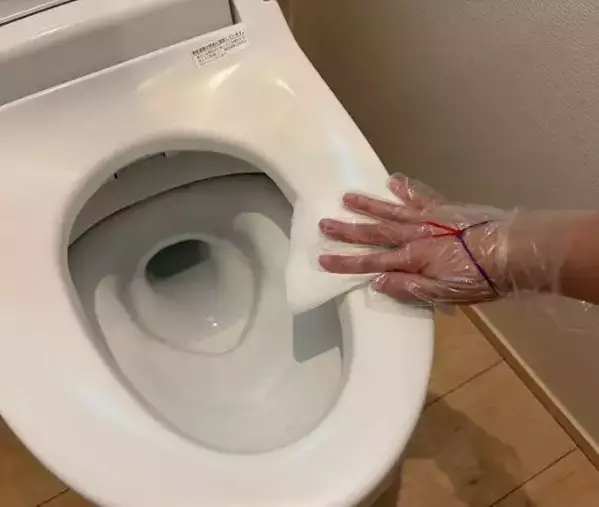 輪ゴム2本を交差させて引っ張ると…？　トイレ掃除で試したら「もう手放せない！」