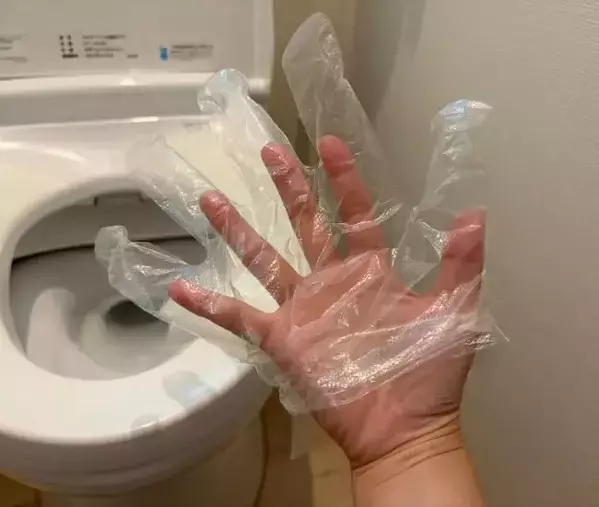 輪ゴム2本を交差させて引っ張ると…？　トイレ掃除で試したら「もう手放せない！」