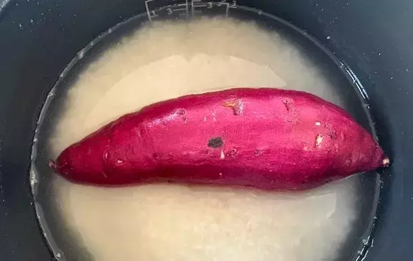 味つけに『大さじ4杯』入れて　サツマイモとしめじの炊き込みご飯が「シンプルなのにおいしい」「秋を堪能」