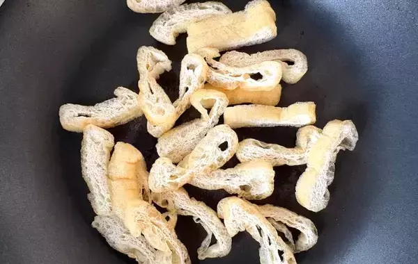 細切りにした油揚げを炒めると？「味つけ2種類で止まらなくなるおいしさ」