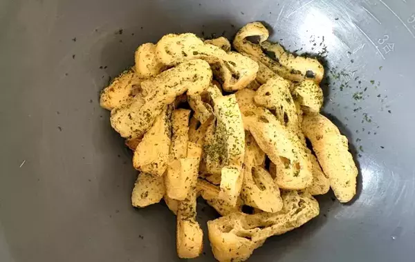 細切りにした油揚げを炒めると？「味つけ2種類で止まらなくなるおいしさ」