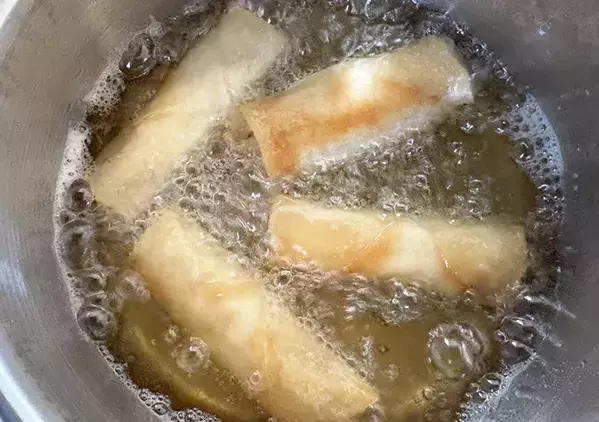 細切りのサツマイモを巻いてみて　春巻きのレシピに「あっという間に食べた」