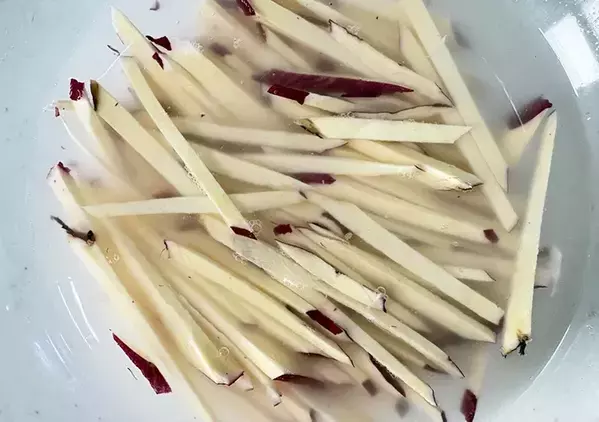 細切りのサツマイモを巻いてみて　春巻きのレシピに「あっという間に食べた」