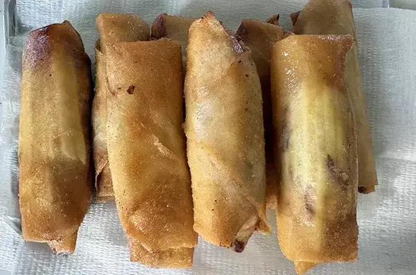 細切りのサツマイモを巻いてみて　春巻きのレシピに「あっという間に食べた」