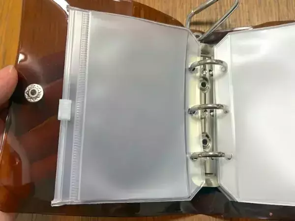 スリコで見つけた『本型キーホルダー』中がジップバッグになっていて？