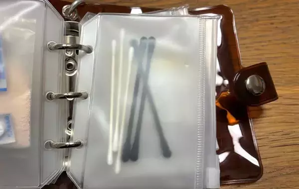 スリコで見つけた『本型キーホルダー』中がジップバッグになっていて？