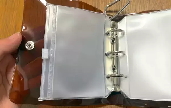 スリコで見つけた『本型キーホルダー』中がジップバッグになっていて？