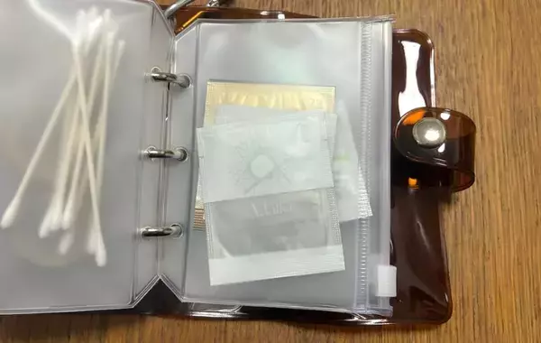 スリコで見つけた『本型キーホルダー』中がジップバッグになっていて？