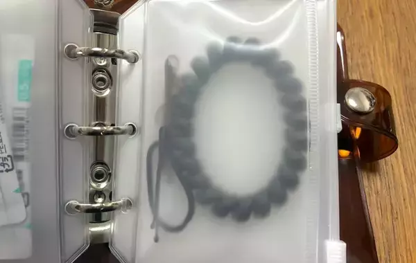 スリコで見つけた『本型キーホルダー』中がジップバッグになっていて？