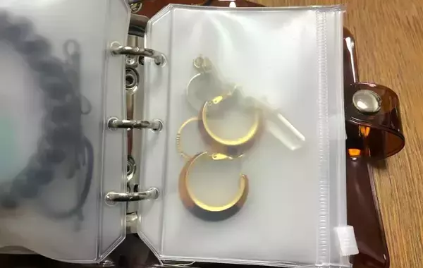 スリコで見つけた『本型キーホルダー』中がジップバッグになっていて？