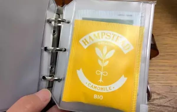 スリコで見つけた『本型キーホルダー』中がジップバッグになっていて？