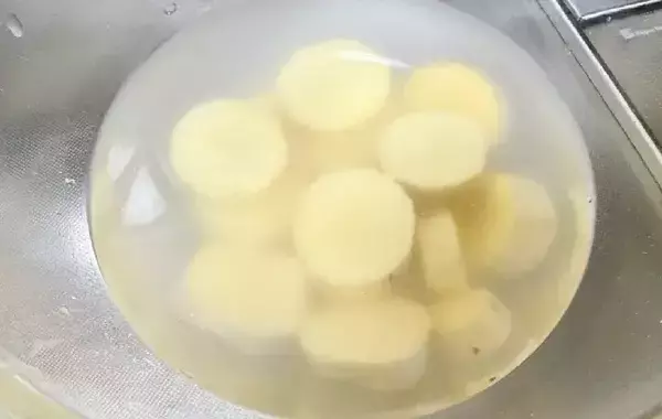 サツマイモに『100g』混ぜて…簡単おやつに7歳息子が大喜び「モチモチでおいしい！」