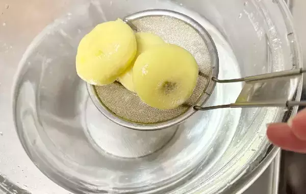 サツマイモに『100g』混ぜて…簡単おやつに7歳息子が大喜び「モチモチでおいしい！」