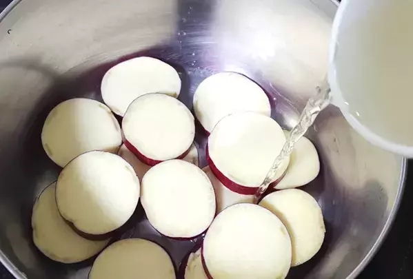 輪切りのサツマイモを『大さじ5杯』で煮ると…「作り置きに」「お弁当にもピッタリ」