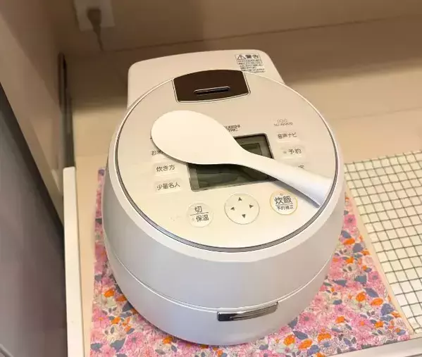 炊飯器の下に『ブックエンド』を敷くだけ！　側面にマグネットがつく快適アイディア