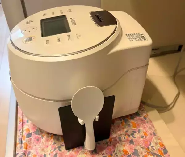炊飯器の下に『ブックエンド』を敷くだけ！　側面にマグネットがつく快適アイディア