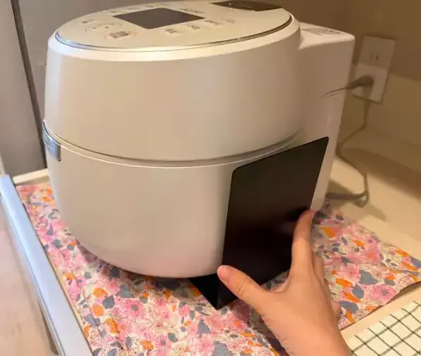 炊飯器の下に『ブックエンド』を敷くだけ！　側面にマグネットがつく快適アイディア