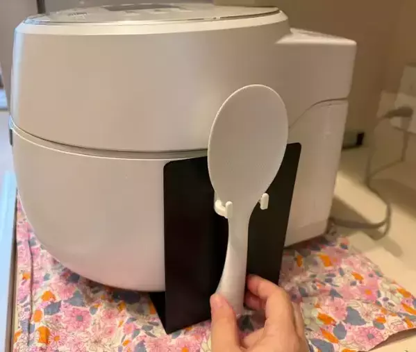 炊飯器の下に『ブックエンド』を敷くだけ！　側面にマグネットがつく快適アイディア