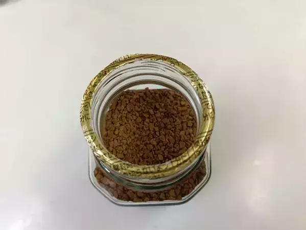 インスタントコーヒーを飲む時、内側の紙ラベルは全部はがす？　「おすすめの開け方」をUCCに聞いた