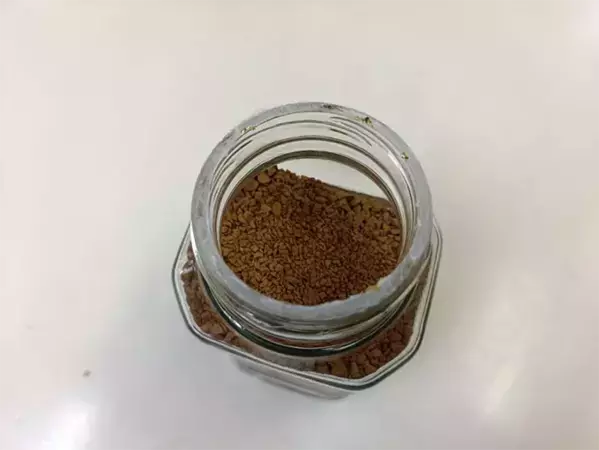 インスタントコーヒーを飲む時、内側の紙ラベルは全部はがす？　「おすすめの開け方」をUCCに聞いた