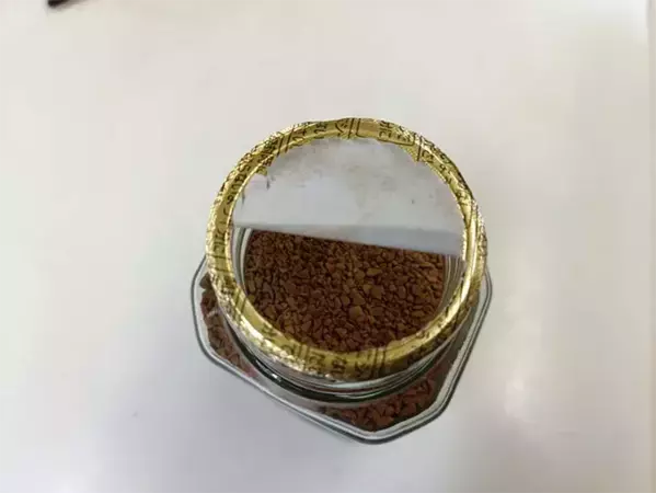 インスタントコーヒーを飲む時、内側の紙ラベルは全部はがす？　「おすすめの開け方」をUCCに聞いた