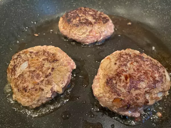 ハンバーグに『大さじ1杯』入れてみて！　ふわっと柔らかくなって「冷めても固くない」