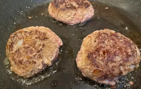 ハンバーグに『大さじ1杯』入れてみて！　ふわっと柔らかくなって「冷めても固くない」