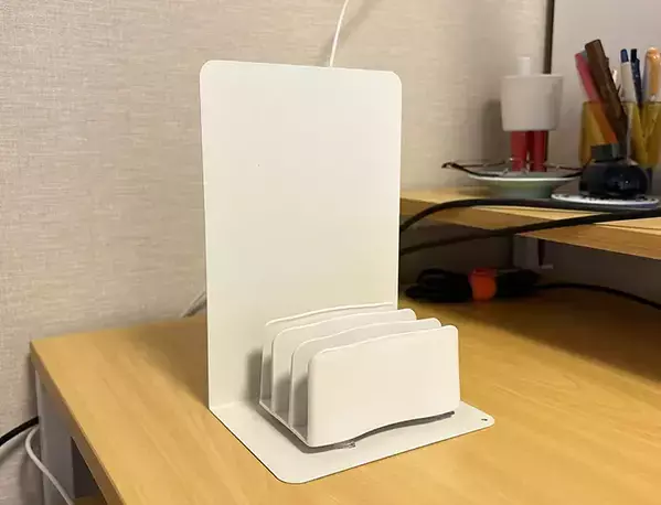 ダイソーの『メモスタンド』はブックエンドに貼るのが正解！　玄関やデスクの収納に活躍した