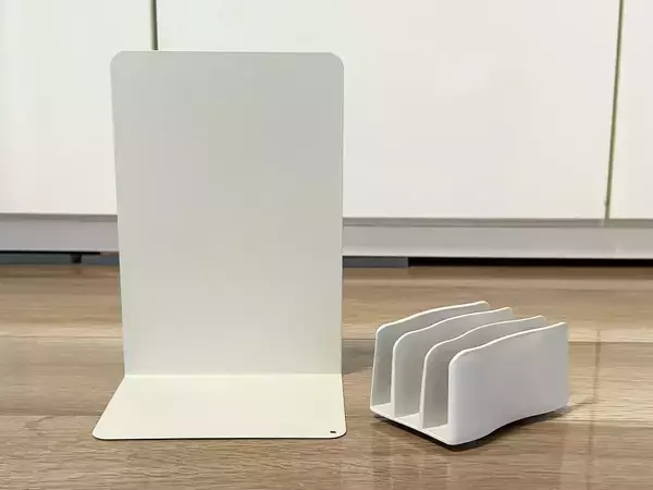 ダイソーの『メモスタンド』はブックエンドに貼るのが正解！　玄関やデスクの収納に活躍した
