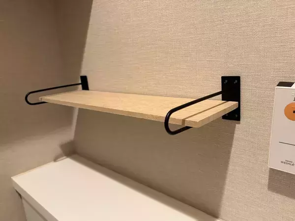 トイレに100均の『U型ブラケット』2個を貼ったら便利！　インテリアとしても馴染む収納術がこちら