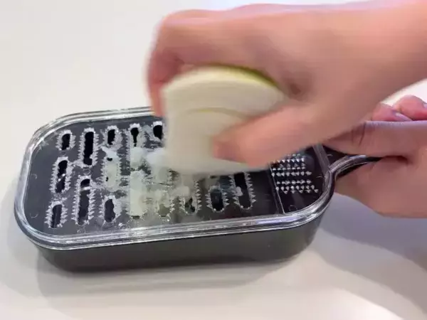 おろし器の下に『輪ゴム』を3本置いてみたら…？　大根おろしの悩みを防ぐ方法とは